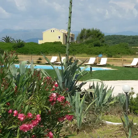 Elli And Paralía Almirú